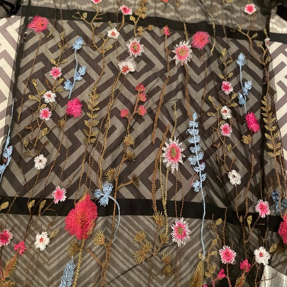 Fashion Nova floral transparent top (cover up) size US S. - Picture 5 of 5